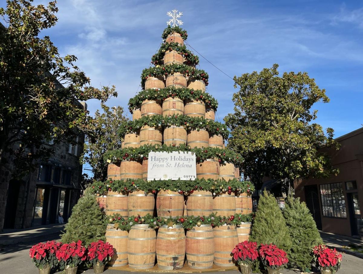 Cidade californiana monta árvore de natal com barricas de vinho