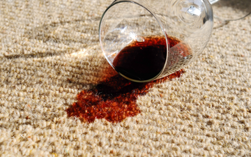 Como remover mancha de vinho tinto no tapete? 