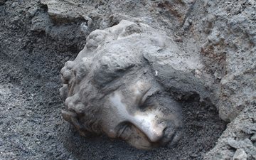 Escavação de estátua do deus do vinho, Dionísio, na Somma Venusiana, no sul da Itália - (c) Universidade de Tóquio
