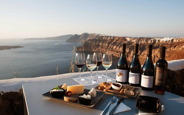 Imagem Além de belíssima, Santorini é a ilha do vinho, na Grécia