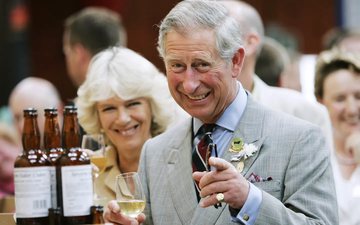 Rei Charles II está revisando permissões de uso do selo real em bebidas