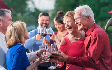 Pesquisa relaciona encontros gerados pelo vinho a mais saúde para os idosos