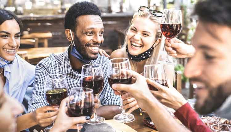 Estudo britânico liga hábito de tomar vinho com menor risco de infecção por Covid-19. Crédito da imagem: ViewApart / iStock / Getty Images Plus