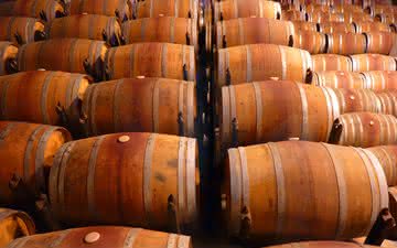 Como o uso do carvalho na vinificação evoluiu até os dias atuais?