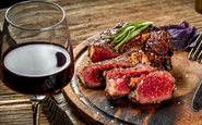 As carnes com maior percentual de gordura feitas na parrilla recebem com felicidade os vinhos mais encorpados