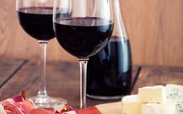Quais vinhos acompanham melhor tábuas de frios?