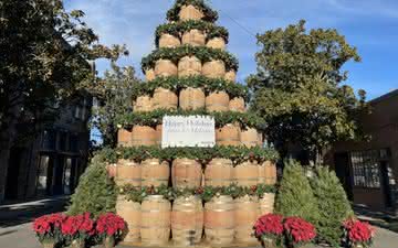 Cidade californiana monta árvore de Natal com barricas de vinho