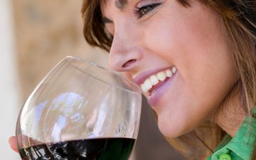 Estudo revela que vinho tinto pode reduzir risco de câncer de mama