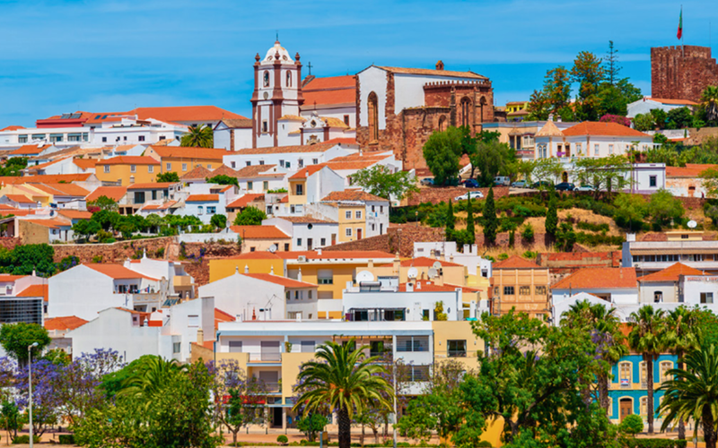 O sistema montanhoso ao norte protege o território do Algarve  dos ventos frios continentais, enquanto a extensa costa permite  a influência conjugada das massas de ar mediterrânica e atlântica
