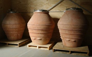 Ânforas de argila sendo usadas para fermentação de vinho