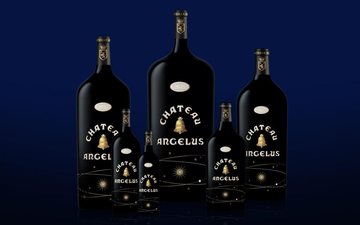 Vintage 2022 do Château Angelus tem ouro e madre pérola incrustrados na garrafa negra