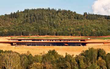 Antinori Nel Chianti Classico quebra tradições no moderno templo que se integra à natureza