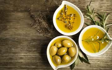 O consumo diário de azeite de oliva traz diversos benefícios para a saúde