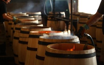 Como barricas moldam aromas e sabores de vinhos e uísques