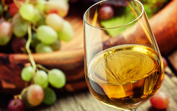 10 vinhos brancos potentes – e surpreendentes! – que enchem a boca de sabor