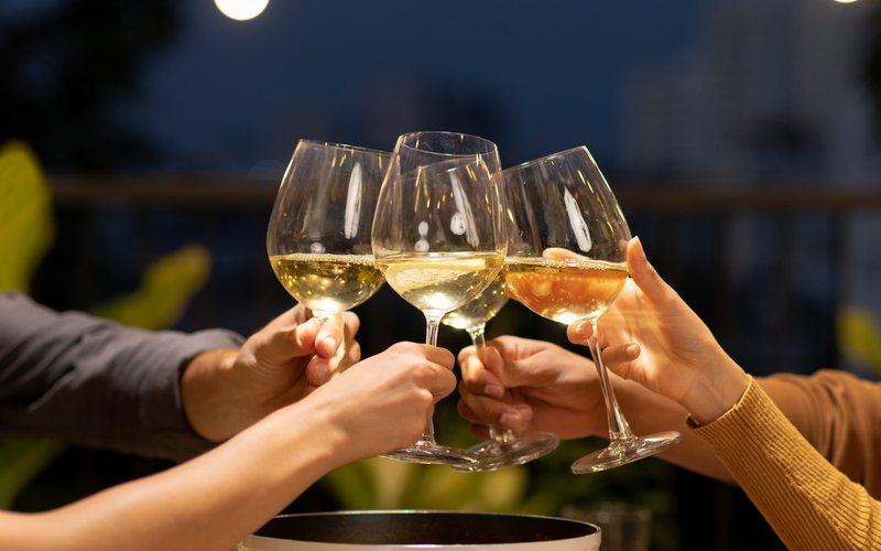 A Chardonnay pode dar origem a vinhos de estilos variados, incluindo leves e encorpados - Freepik