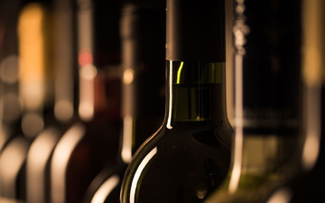 Saiba as diferenças entre guardar garrafas de vinho na horizontal e na vertical