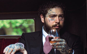 Rapper Post Malone fala sobre o vinho rosé que traz a espada que tatuou no rosto