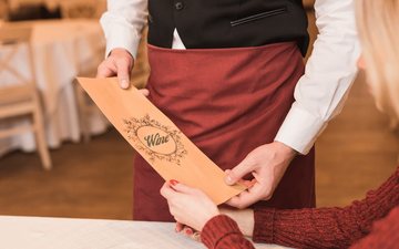 Como lidar com o sommelier e escolher o vinho certo no restaurante