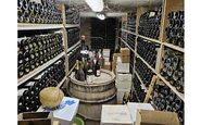 Funcionário de vinícola guardou mais de 7 mil garrafas de vinhos da Borgonha em várias caves