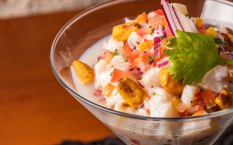 O ceviche (acima) é um dos pratos típicos do Peru - AdobeStock