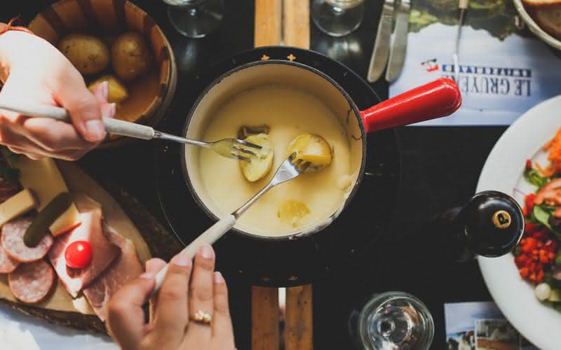A história da culinária conta que o fondue suíço teria nascido em meados do século XVIII
