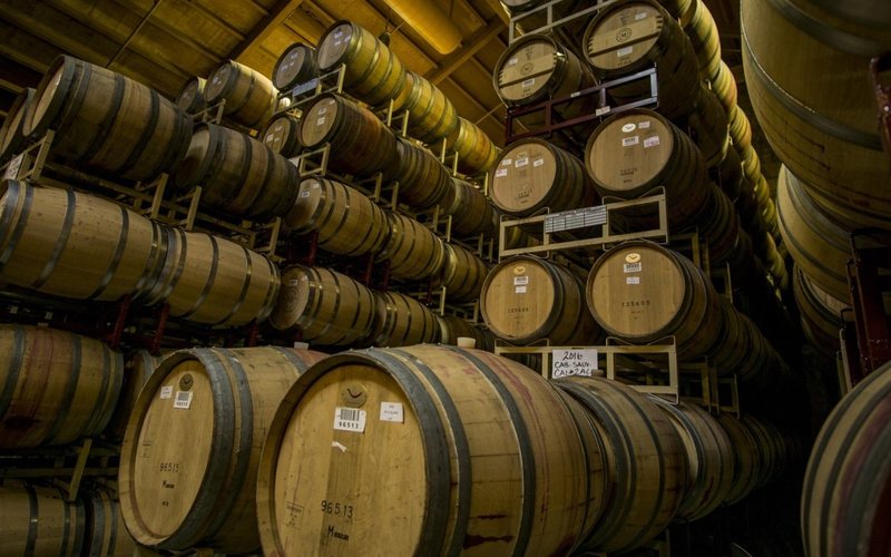Os diferentes aromas do vinho podem ajudar a decifrar se um vinho passou por carvalho ou não