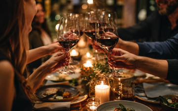 Pessoas consumindo vinho