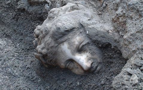 Escavação de estátua do deus do vinho, Dionísio, na Somma Venusiana, no sul da Itália - (c) Universidade de Tóquio