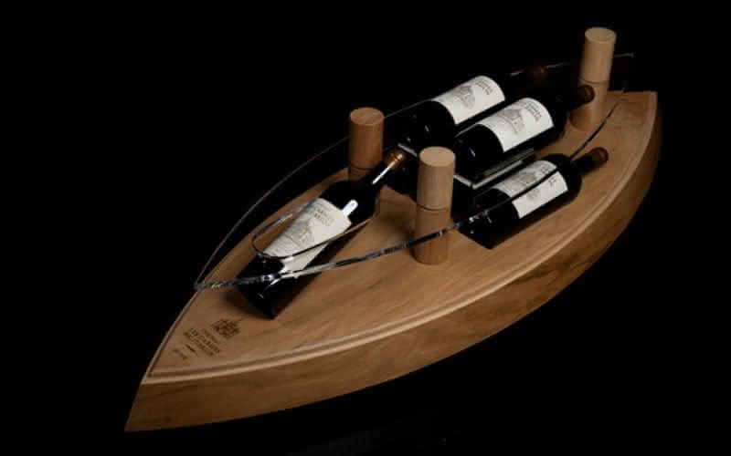 O projeto Elements consiste em uma caixa de madeira feita a mão e inspirada na forma da cave da vinícola
