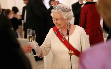 Rainha Elizabeth II: Champagne, gin e vinho