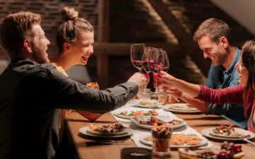 Imagem Para anfitriões e convidados: como agir (ou não) para fazer bonito em jantares com vinho