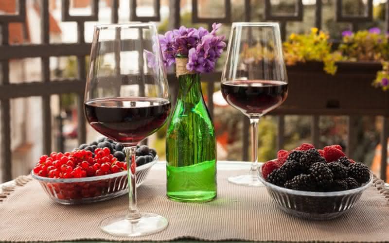 Segundo pesquisa, os flavonoides, presentes no vinho tinto e em frutas vermelhas, são a chave