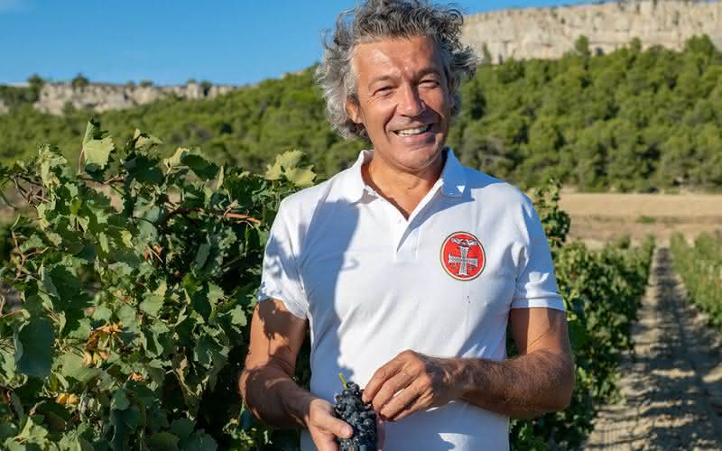 Gérard Bertrand tem onze propriedades e trabalha com vinhos tradicionais, orgânicos, biodinâmicos, veganos e sem sulfitos