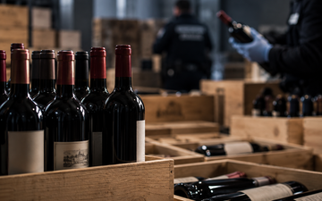 Homem é preso no Reino Unido por suspeita de vender vinhos falsificados