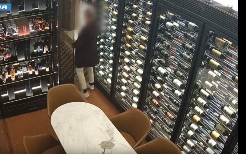 Ladrões roubam garrafas de vinhos em adega em Milão