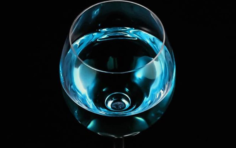 Polêmico vinho azul teve mais de 10 mil garrafas destruídas no Brasil