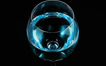 Polêmico vinho azul teve mais de 10 mil garrafas destruídas no Brasil