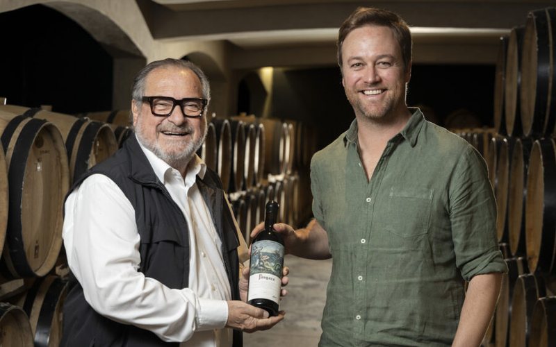 Michel Rolland e Travis Braithwaite com garrafa da safra 2016 que será lançada em maio de 2023 - Jane Anson Inside Bordeaux