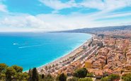 A Côte d'Azur é famosa por suas praias banhadas por um mar turquesa hipnotizante