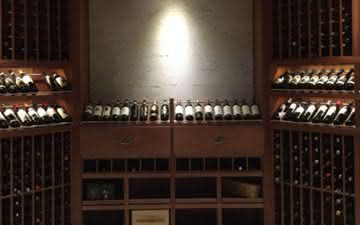 Diferentes nichos de uma adega