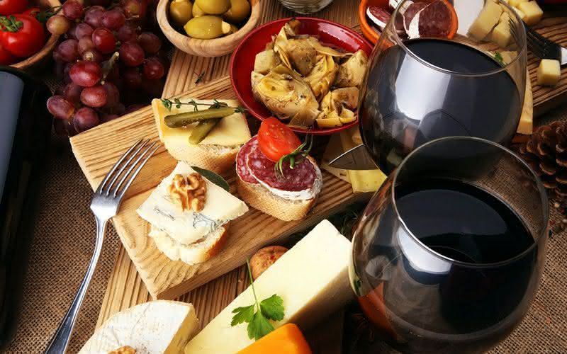A dieta Mediterrânea é baseada em azeite, cereais, frutas, vegetais, peixes, produtos lácteos, condimentos e especiarias, tudo acompanhado por vinho e chá