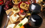 A dieta Mediterrânea é baseada em azeite, cereais, frutas, vegetais, peixes, produtos lácteos, condimentos e especiarias, tudo acompanhado por vinho e chá