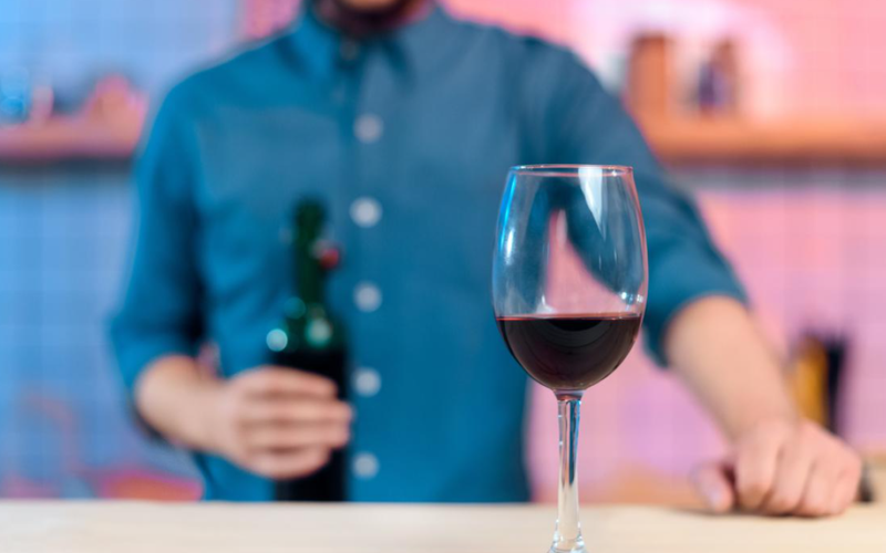 Quem consome uma dose de vinho por dia possui 50% menos chances de desenvolver DHGNA