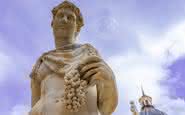 Dionísio, filho de Júpiter com a mortal Sêmele,  deus da cultura da vinha e da produção de vinho