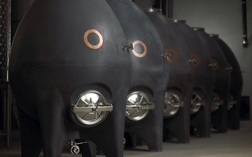 Ovos de concreto: como essa técnica influencia vinhos no Brasil e no mundo