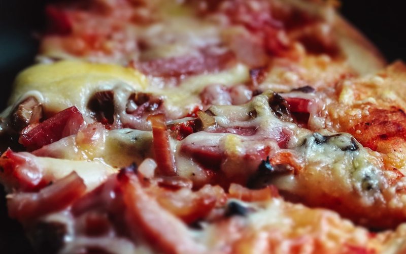 Pizza de bacon traz a carne como elemento principal para harmonização - Divulgação