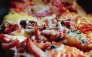 Pizza de bacon traz a carne como elemento principal para harmonização - Divulgação