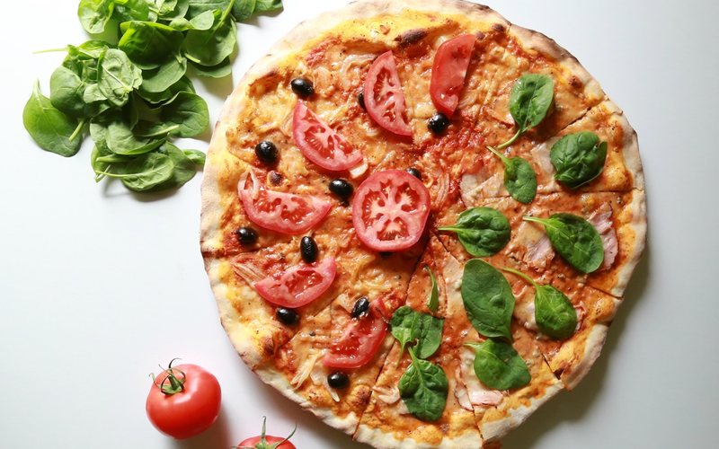Imagem Pizza de rúcula com tomate seco pede qual vinho?