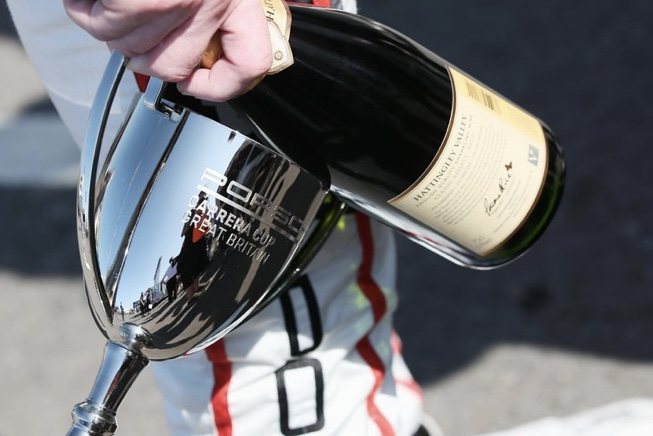 Imagem Porsche Carrera Cup terá patrocínio de espumante inglês